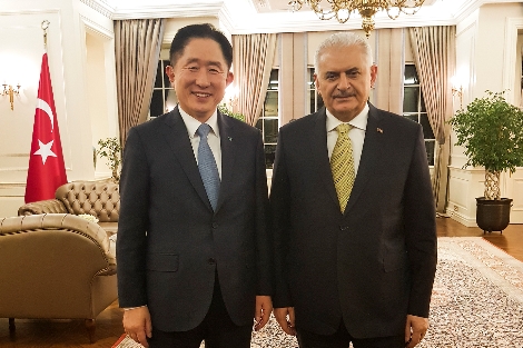 이진국 하나금융투자 사장(왼쪽)이 비날리 을드룸 터키 총리(오른쪽)과 기념 촬영을 하고 있다. (사진=하나금융투자)