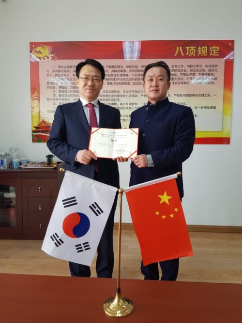 사진 왼쪽부터 김종진 경제고문과 공영택 대련 진푸국제전자상무구 정부 주임