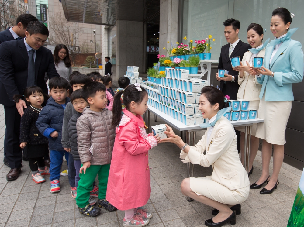 대한항공은 지난 1998년부터 21년째 고객과 시민들에게 씨앗 포함한 재배 키트 나눠주며 식목일 의미 되새겼다. (사진=대한항공)