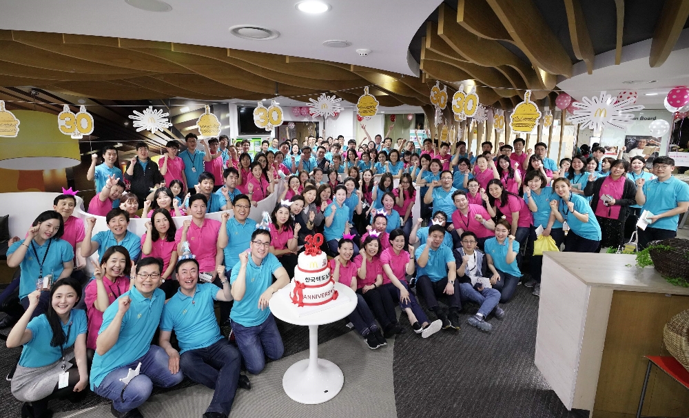 29일, 맥도날드 창립 30주년을 맞아 본사 전직원이 모여 기념촬영을 하며 새로운 30년을 다짐하고 있다. (사진=맥도날드)