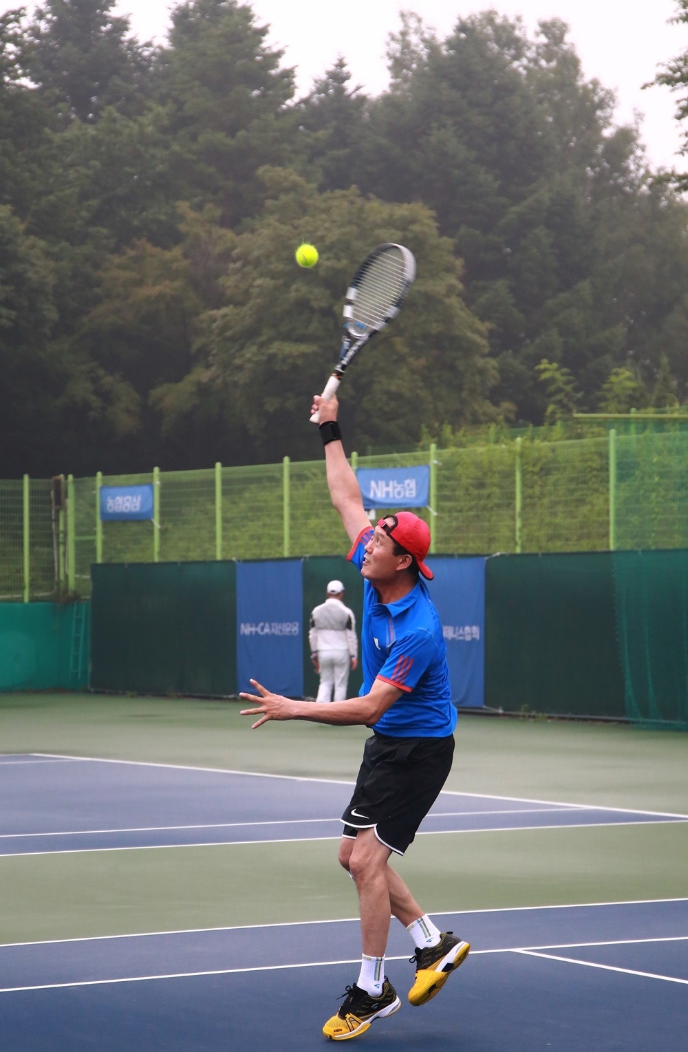 서브나 스매싱 연습을 지나치게 하는 것도 팔꿈치에 부담을 줄 수 있다.(사진=자생한방병원)