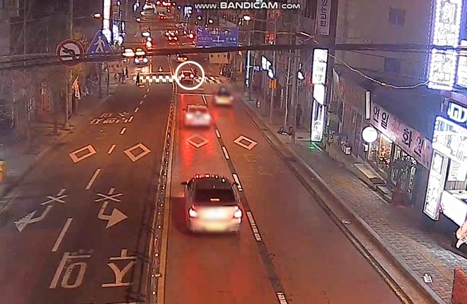 경차가 보행자를 치는 영상 캡처.(사진=부산지방경찰청)