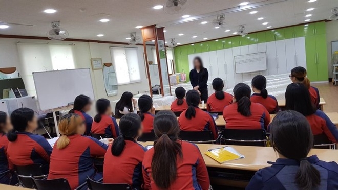 피부미용과 학생들을 상대로 자신의 경험당을 들려주고 있다.(사진제공=안양소년원)