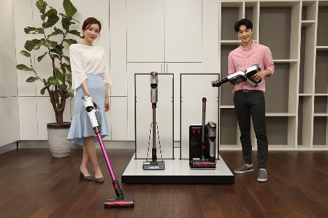 삼성전자 모델이 기능성과 편의성을 대폭 강화한 프리미엄 무선청소기 ‘파워건’ 2018년형 신제품을 소개하고 있다. (사진=삼성전자)