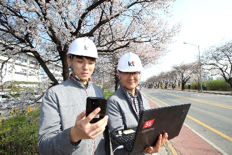 여의도 윤중로에서 KT 직원들이 네트워크 품질을 사전 점검하고 있는 모습. (사진=KT)
