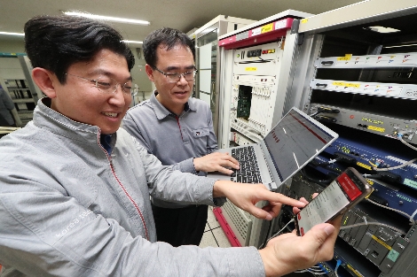 서울 황학동 KT 강북네트워크 본부 운영 통신실에서 KT 직원들이 액세스망 자동화 솔루션을 점검하고 있다. (사진=KT)