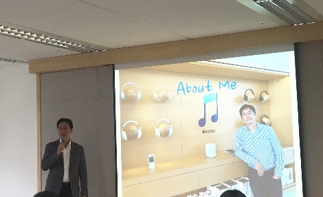 SK텔레콤 AI리서치센터 김윤 센터장이 4일 오전 SK텔레콤 기자실에서 열린 New ICT 포럼에서 SK텔레콤 AI의 발전상에 대해 설명하고 있다. (사진=로이슈)