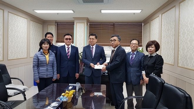 이 담 대구변호사회장이 대구시각장애인연합회에 성금을 직접 전달하고 있다.(사진제공=대구지방변호사회)