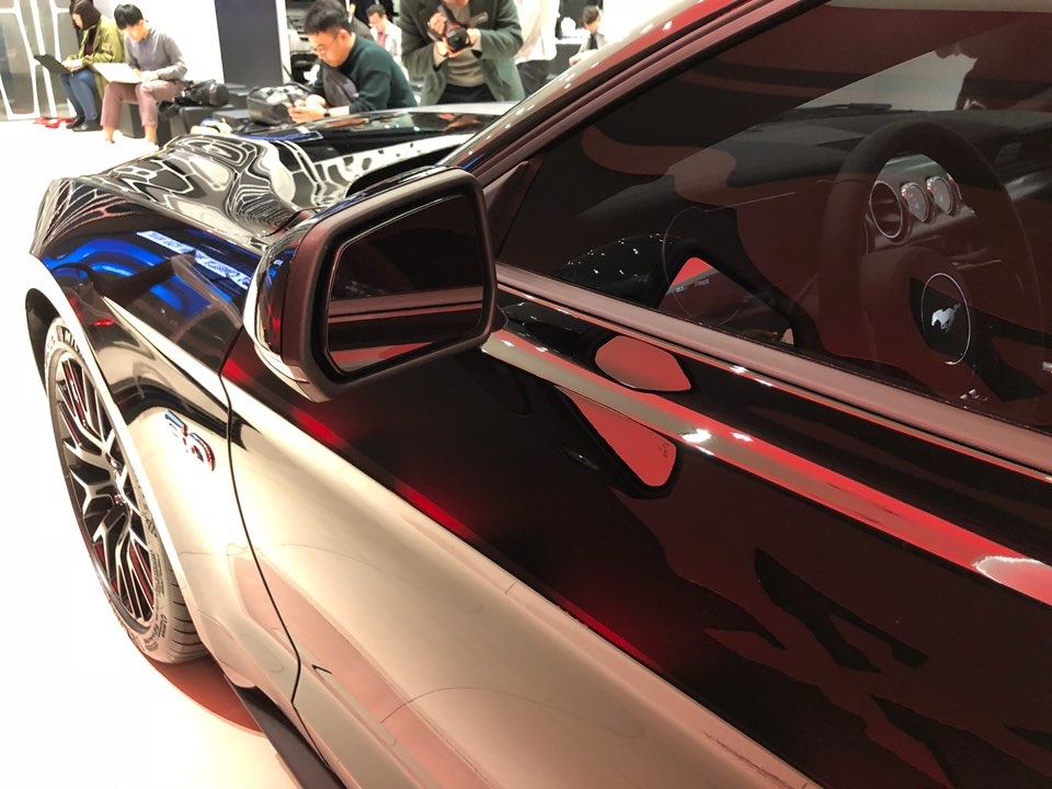 2018 뉴 머스탱의 사이드미러는 아담한 편이다.(사진=최영록 기자)