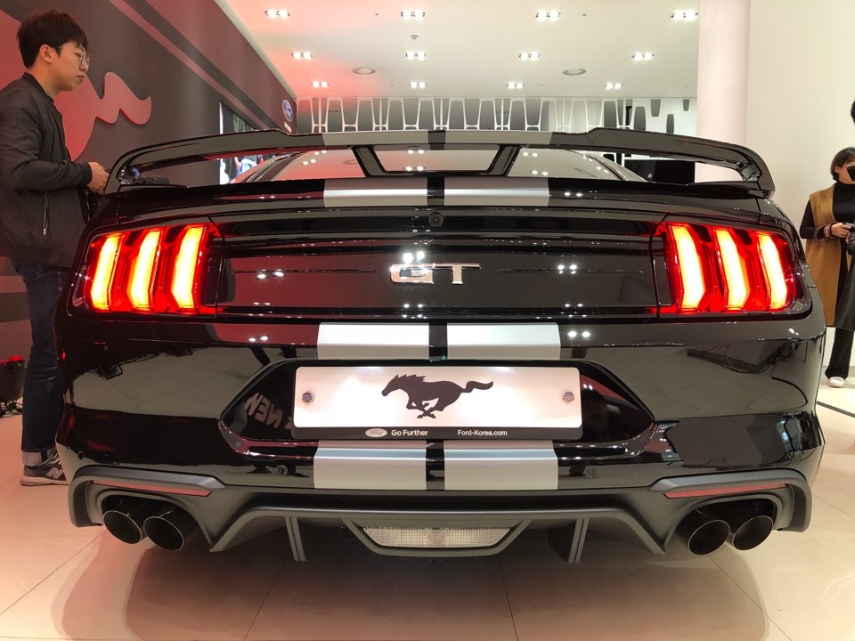 후면부는 리어 윙 스포일러와 머스탱 고유의 입체적 3분할 램프가 적용됐다.(사진=최영록 기자)