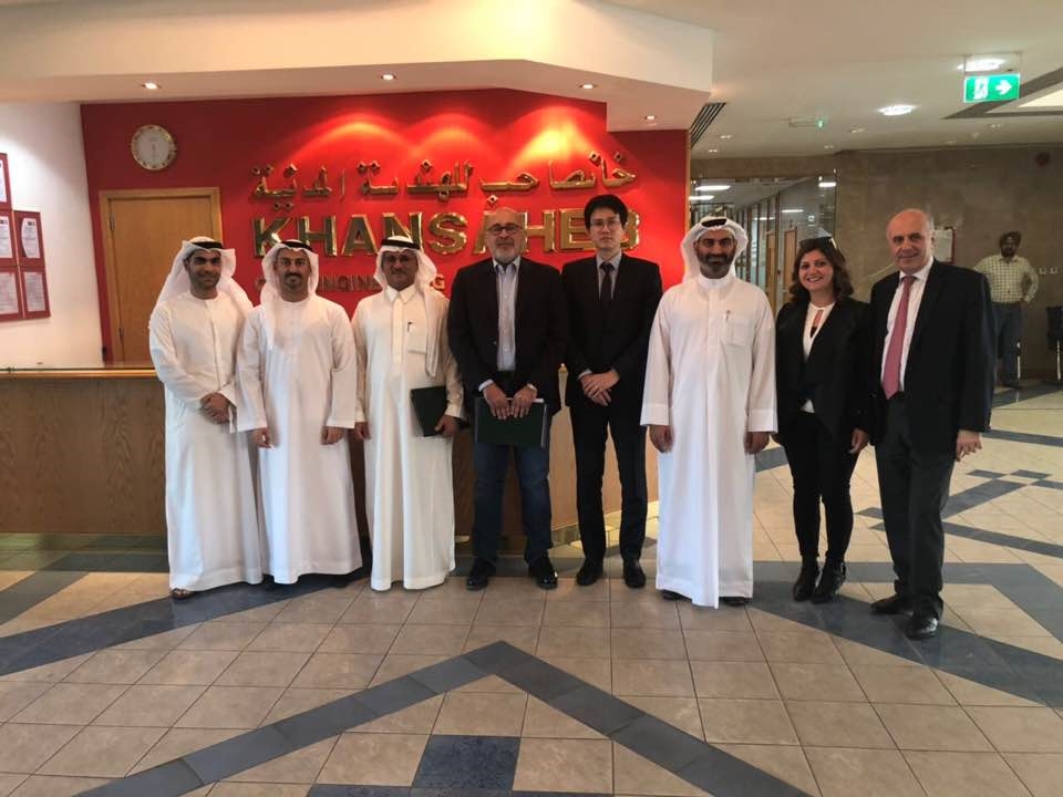 계약 체결 후 촬영한 클레멘소병원 관계자 단체 사진 (중간 청바지 - 클레멘소 병원 CEO Dr.Mounes Kalaawi, 여성 - CIO Farah Eido)