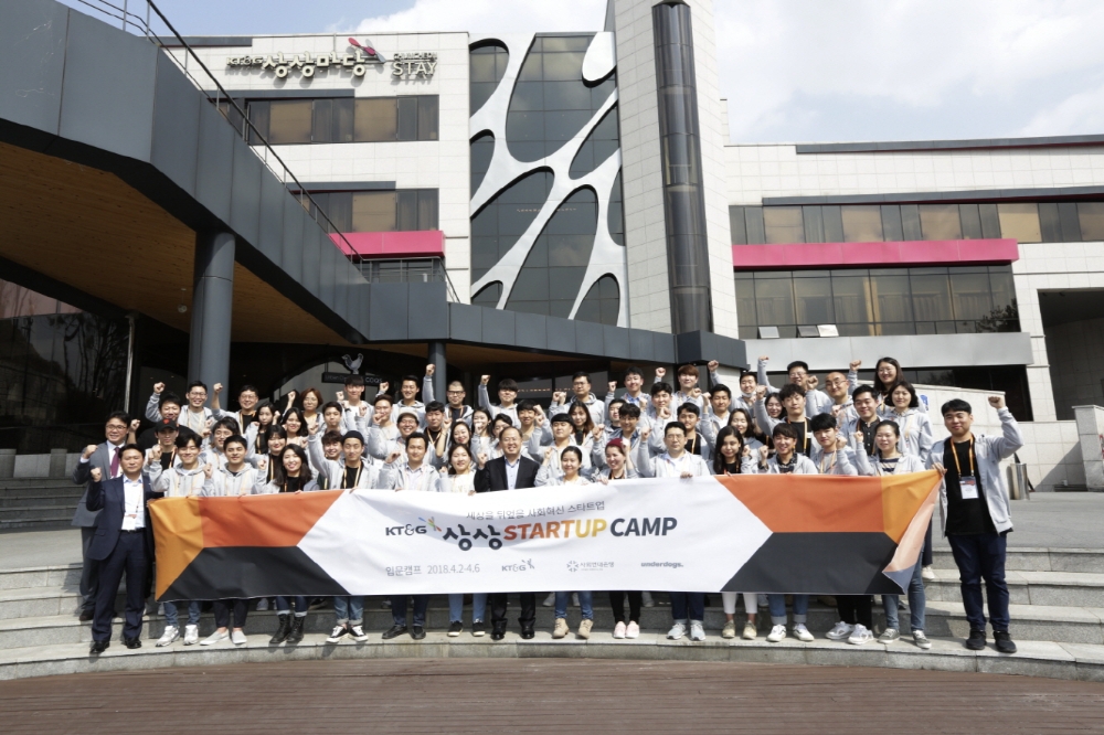 KT&G는 사회혁신 청년창업가를 육성하는 ‘KT&G 상상 스타트업 캠프 2기’를 4월 출범했다. 이상학 KT&G 지속경영본부장(첫 번째 줄 가운데), 김진한 KT&G 사회공헌실장(왼쪽 첫 번째)이 참석한 가운데 KT&G 상상마당 춘천에서 이달 2일부터 5일간 실시되고 있는 입문 캠프 단체사진.