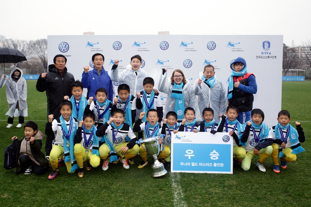 우승을 차지한 마산 합성초등학교 선수들이 기념 촬영을 하고 있다.(사진=폭스바겐코리아)