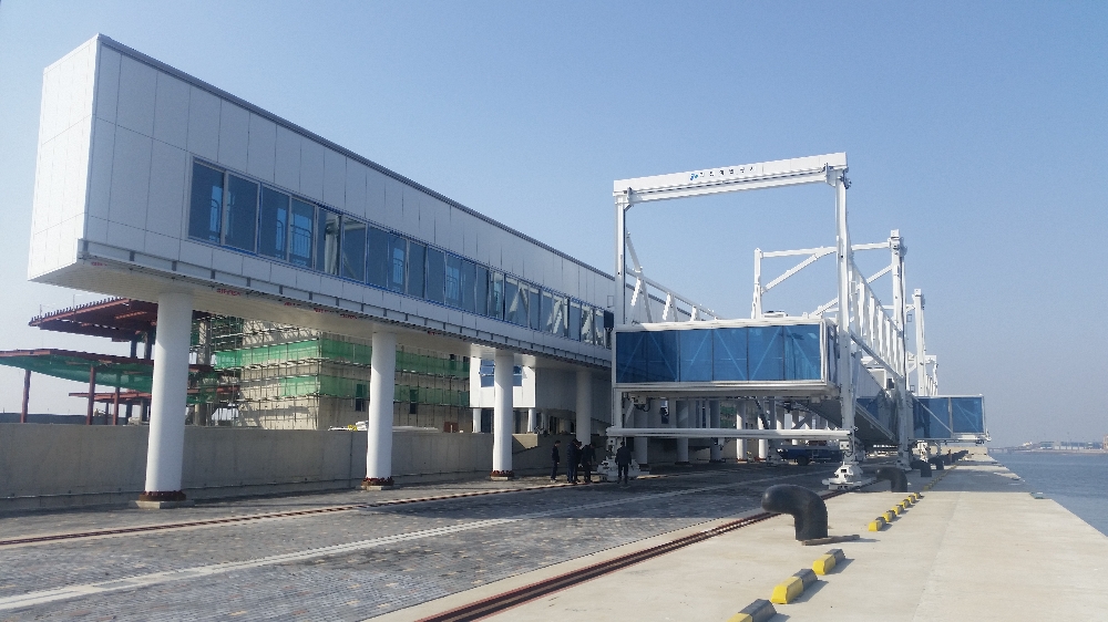 크루즈 전용 부두에 설치된 이동식 탑승교. (사진 =인천항만공사)