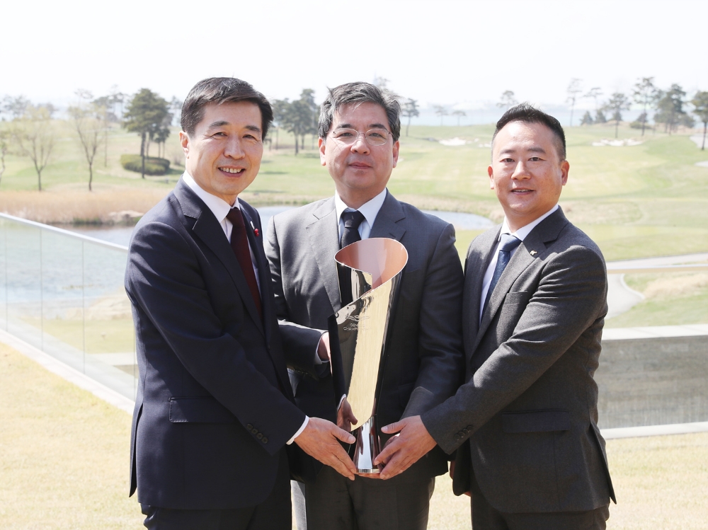 (좌측부터) 전성수 인천광역시 행정부시장, 장재훈 제네시스 고객가치담당 전무, 이준희 잭 니클라우스 대표가 ‘제네시스 챔피언십’ 대회 업무 협약 체결식 후 기념촬영을 하고 있는 모습.(사진=제네시스)