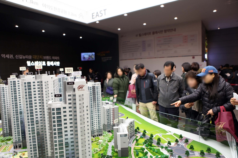 지난해 11월 서울 영등포구 신길동 힐스테이트 클래시안 모델하우스를 찾은 방문객들이 내부를 둘러보고 있다.(사진=현대건설)