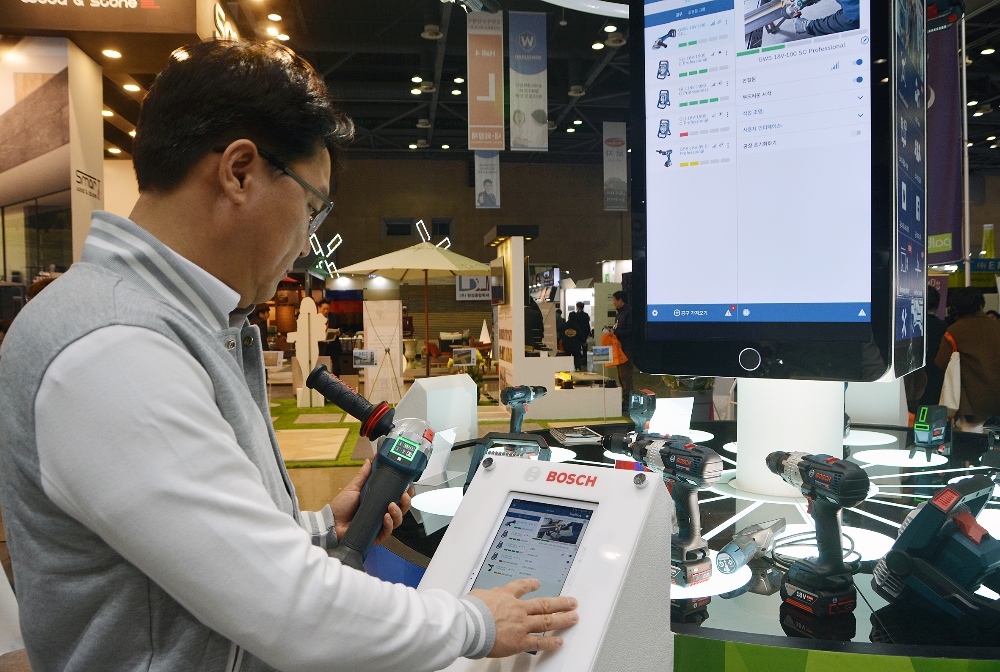 지난 2월 경기도 일산 킨텍스에서 열린 2018 경향하우징페어에서 보쉬 전동공구 커넥티비티 기술 시연하는 박진홍 대표.(사진=보쉬전동공구)