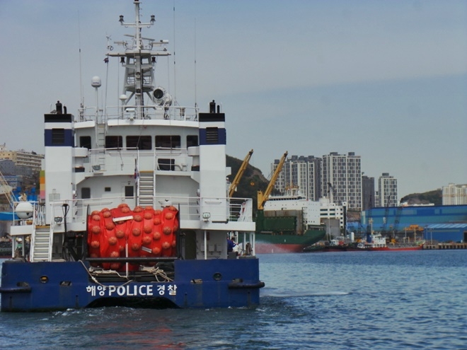 부산해경이 기름유출 방제작업을 하고 있다.(사진제공=부산해양경찰서)