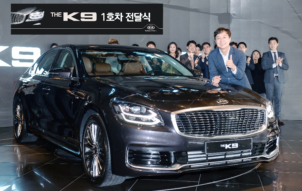 ‘더 K9’ 1호차 주인공인 유현준 교수가 기아차 임직원들과 함께 기념촬영을 하고 있는 모습.(사진=기아자동차)