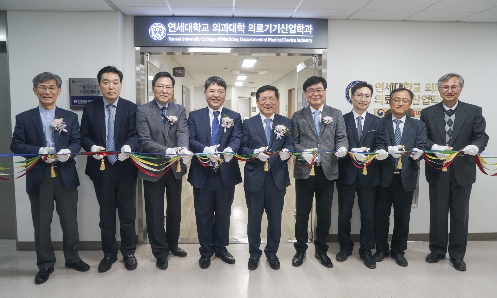 왼쪽부터 송우용 강남세브란스 원목, 김지홍 강남세브란스 기획관리실장, 송영구 연세 의대 강남부학장, 구성욱 주임교수, 김근수 강남세브란스병원장, 염용권 한국보건산업진흥원 기획이사, 박순만 한국보건산업진흥원 단장, 김재진 강남세브란스병원 부원장, 유선국 겸임교수 (사진=강남세브란스병원)