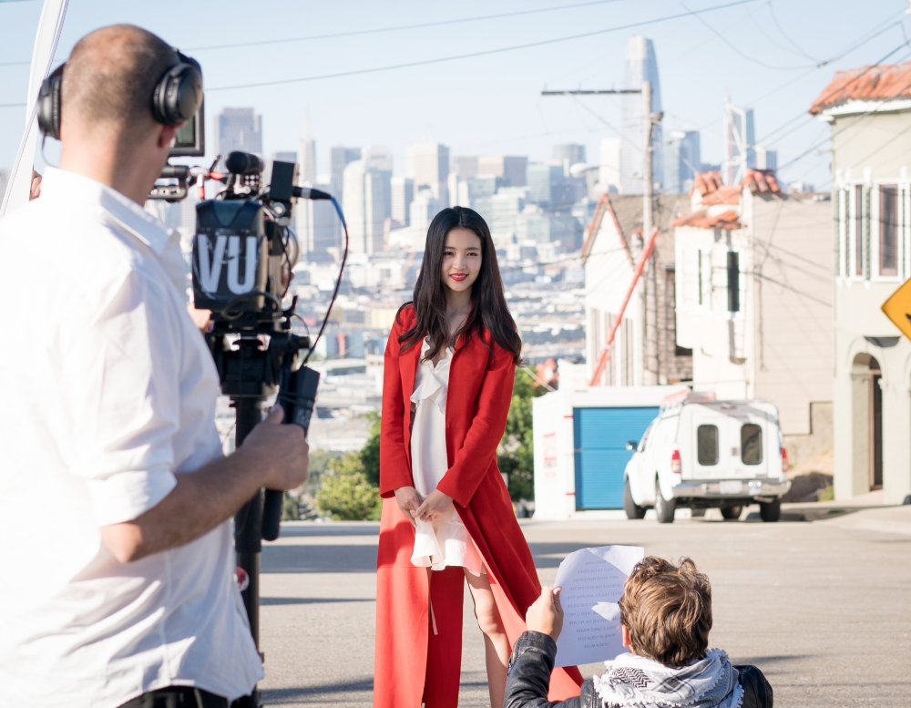 김태리, 플라워바이겐조 촬영장 비하인드 컷 공개