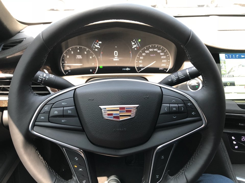CT6 3.6 AWD 프리미엄 모델의 스티어링 휠과 계기반 모습.(사진=최영록 기자)