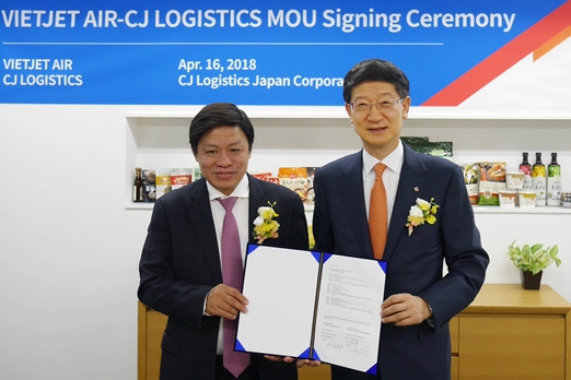 CJ대한통운 박근태 사장(오른쪽)과 비엣젯항공 응웬 탄 흥 회장(왼쪽)이 16일 일본 도쿄에서 열린 MOU 서명식에 참석 한 뒤 기념사진을 촬영하고 있다. (사진=CJ대한통운)