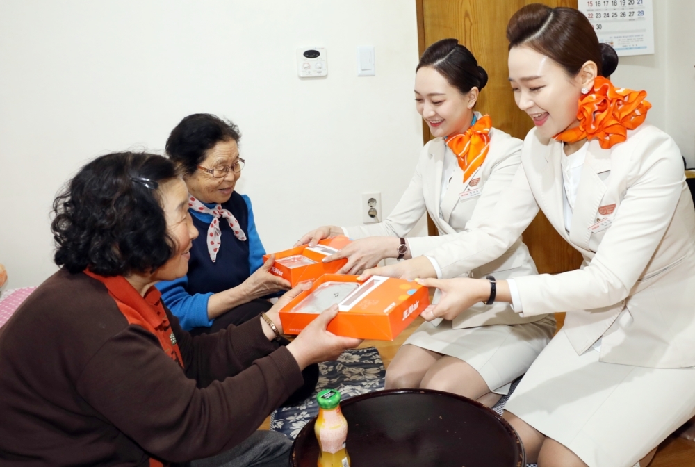 제주항공 객실승무원들이 가정의 달을 앞두고 18일 오전 서울 강서구 거주 홀몸어르신 가정을 찾아 어르신과 함께 제주항공 기내식도시락으로 잠시나마 행복한 식사시간을 갖고 있다. (사진=제주항공)