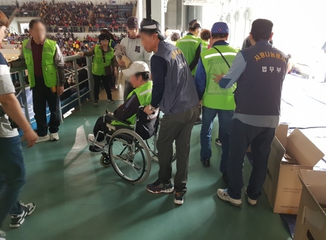 사회봉사대상자들이 장애인의 날 행사 지원을 하고 있다.(사진제공=부산동부준법지원센터)