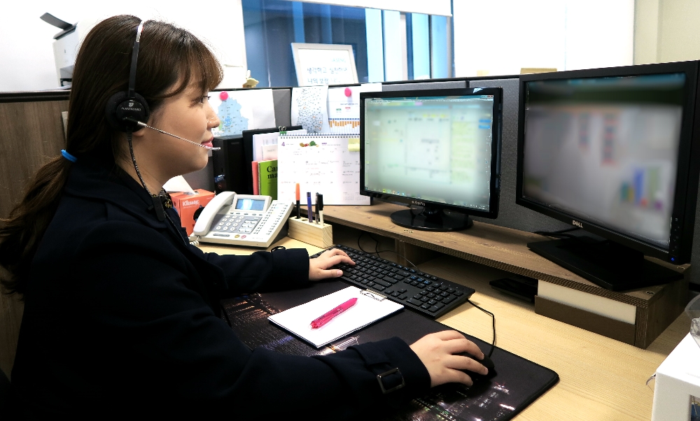 전화상담원이 민원전화를 받고 있다 (사진=자생한방병원)