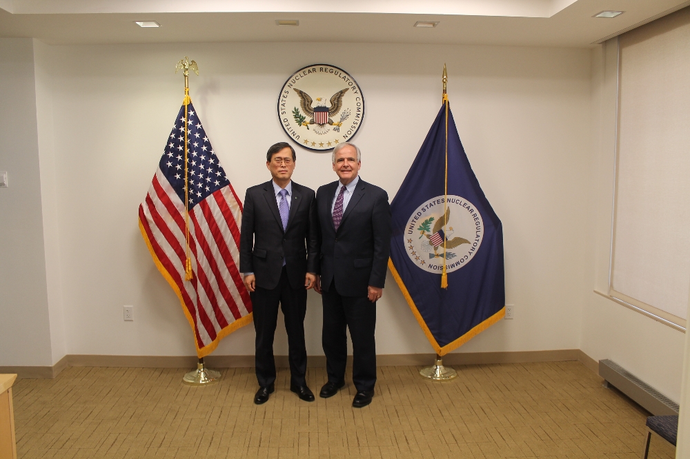 한국수력원자력 정재훈 사장이 현지시각으로 지난 19일부터 20일까지 백운규 산업부 장관의 방미에 맞춰 미국 워싱턴 D.C를 방문해 미국 기관들과 원전수출 방안을 협의하고, 국내에 이어 미주지사 직원들과의 소통 행보도 이어나갔다.(사진=한국수력원자력)