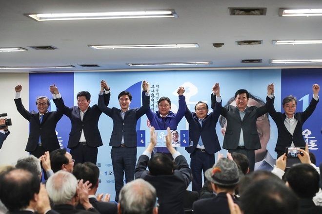 부산지역 국회의원들과 함께 손을 들어 필승을 다짐하고 있다.(사진제공=오거돈 캠프)