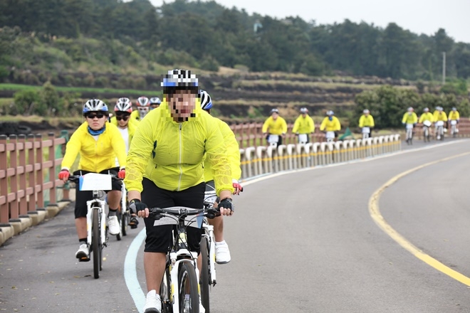 올레길 자전거 하이킹을 즐기고 있다.(사진제공=서울소년원)