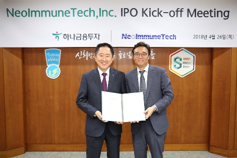 이진국 하나금융투자 사장(왼쪽)과 양세환 네오이뮨텍 대표(오른쪽)가 기념 촬영을 하고 있다. (사진=하나금융투자)