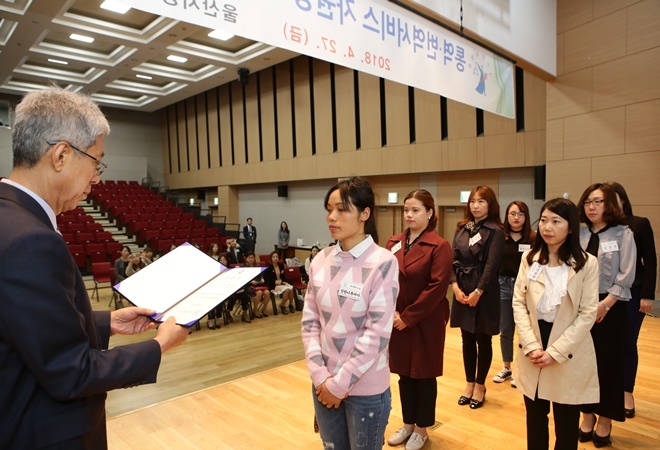 최인석 법원장이 신규 자원봉사단 위촉장을 수여하고 있다.