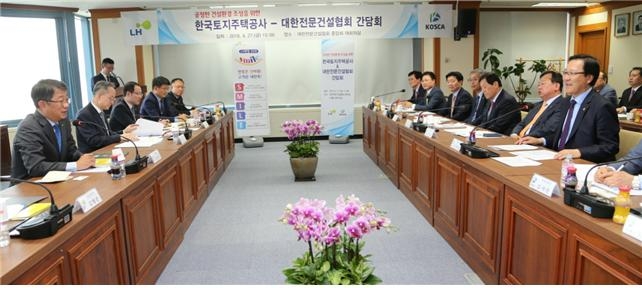 박상우 LH 사장(사진 왼쪽 첫 번째)과 김영윤 대한전문건설협회 회장(사진 오른쪽 첫 번째) 등 관계자 20여명이 참석했다.(사진=LH)