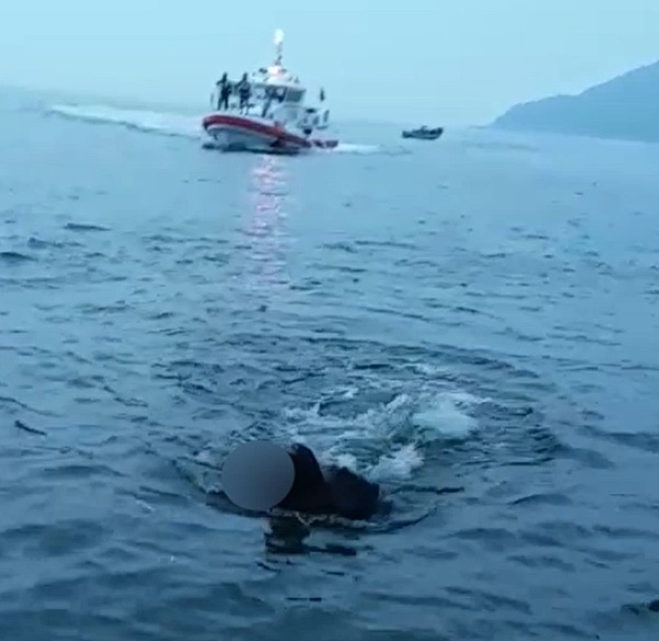 해경구조대가 투신자를 구조하고 있다.(사진제공=부산해양경찰서)