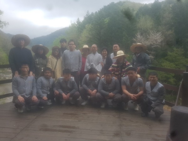 강원도 오대산 월정사 템플스테이를 하며 기념촬영.(사진제공=서울소년원)