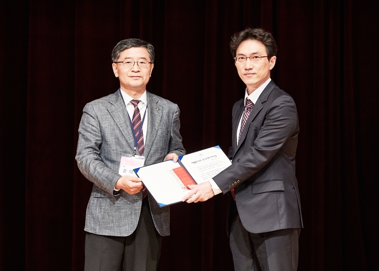 가톨릭대 인천성모병원 재활의학과 장대현 교수(오른쪽)가 2018년 대한재활의학회 춘계학술대회에서 우수포스터상을 수상했다.(사진=인천성모병원)