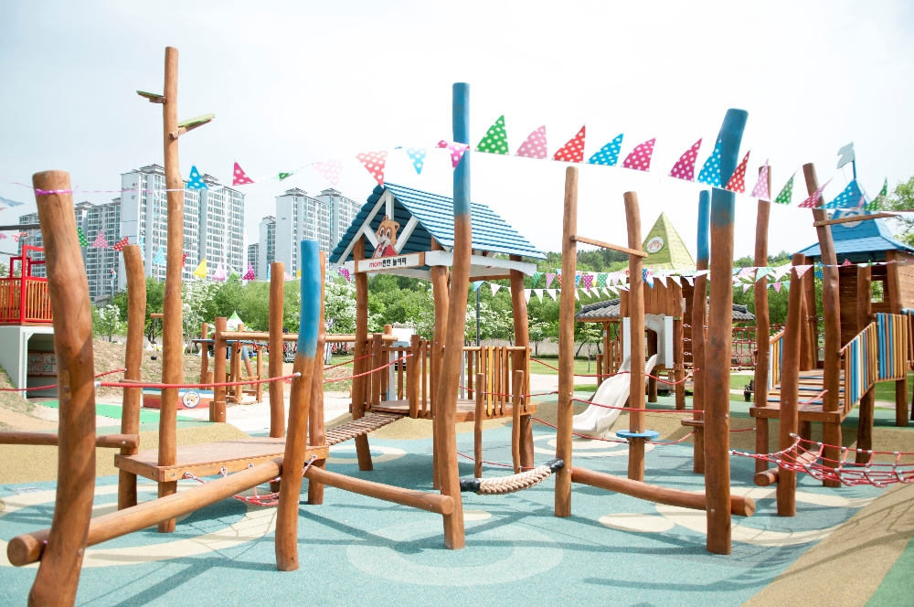 롯데는 3일 전라남도 나주시 대호동 대호수변공원 내에 ‘mom편한 놀이터’ 3호점을 오픈했다 (사진=롯데)