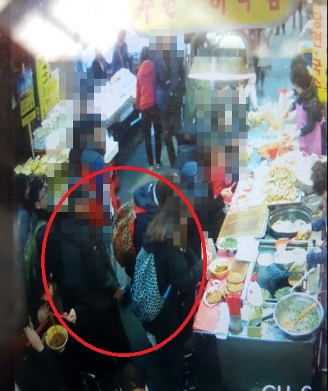 일본인 관광객을 상대로 휴대폰을 절취하는 모습.(사진제공=부산지방경찰청)