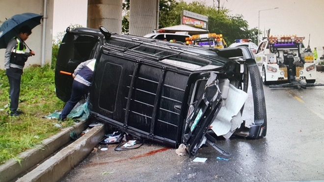 테라칸 차량이 빗길에 전도되면서 사망자 1명 발생.(사진제공=부산지방경찰청〉