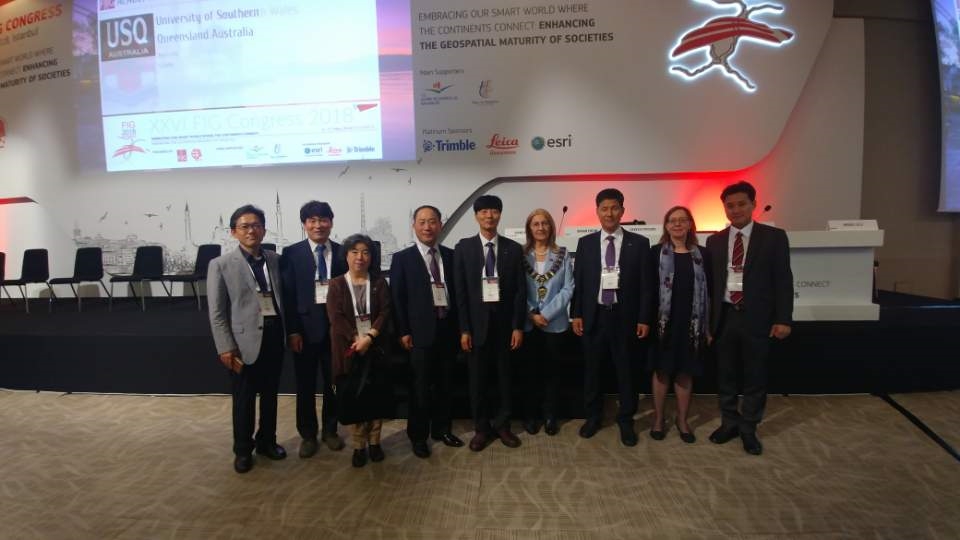 LX와 한국대표단은 지난 6일부터 6일 간 터키 이스탄불에서 개최되는 ‘국제측량사연맹(FIG) 상임위원회’에 참석해 그간 연구한 2편의 논문을 발표하고 ‘LX홍보관’을 운영한다.(사진=국토정보공사)