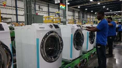 미국 사우스 캐롤라이나주 뉴베리카운티에 위치한 삼성전자 생활가전 공장에서 직원들이 세탁기를 생산하고 있다. (사진=삼성전자)
