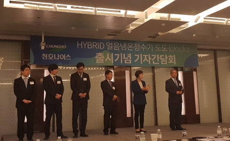 청호나이스 이석호 대표(우측 첫번째), 목경수 상무(우측 두번째)를 비롯한 임원들이 9일 열린 '하이브리드 정수기 도도' 출시 기념 기자간담회에서 질의응답을 진행하고 있다. (사진=로이슈)