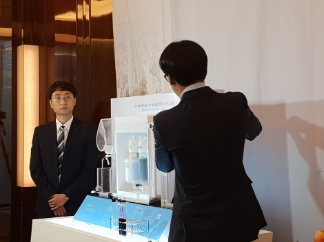 청호나이스 직원들이 9일 열린 '하이브리드 얼음정수기 도도' 출시 기념 기자간담회에서 RO멤브레인 정수 방식을 시연하고 있다. (사진=로이슈)