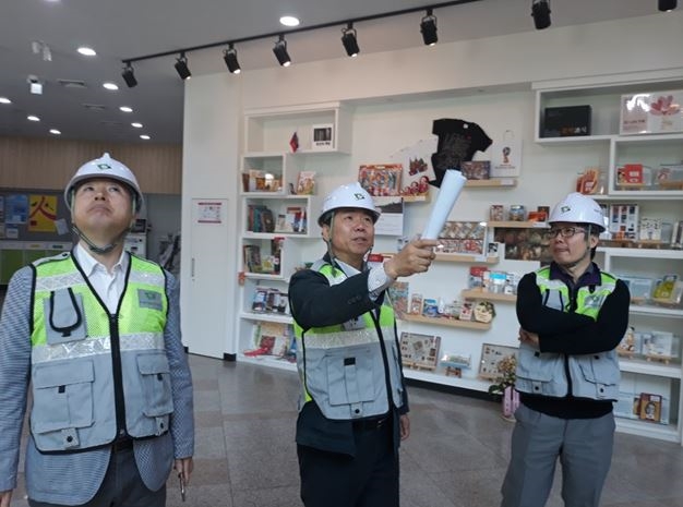 한국시설안전공단(이사장 강영종)이 지난 9일 공공건축물의 효율적 에너지 사용을 위한 ‘찾아가는 서비스’의 일환으로 경기도 파주시에 위치한 ‘파주시립중앙도서관’을 찾아 건축물 시설관리 관계자 및 공단 건축시설성능실 직원들과 함께 에너지 소비 및 성능관리 현황점검을 실시했다.(사진=한국시설안전공단)