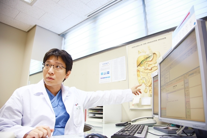 가톨릭대 인천성모병원 대장항문외과 김지훈 교수가 대장암에 대해 설명하고 있다. (사진=인천성모병원)