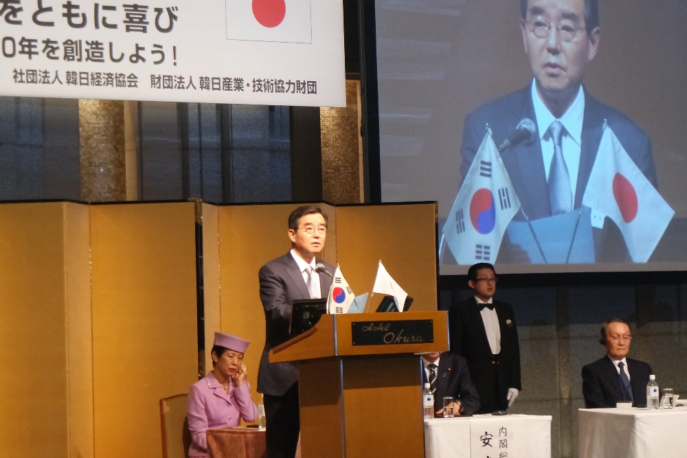 15일 일본 도쿄 오쿠라호텔에서 열린 제50회 한일경제인회의에서 김윤 한일경제협회 회장(삼양홀딩스 회장)이 개회사를 하고 있다.