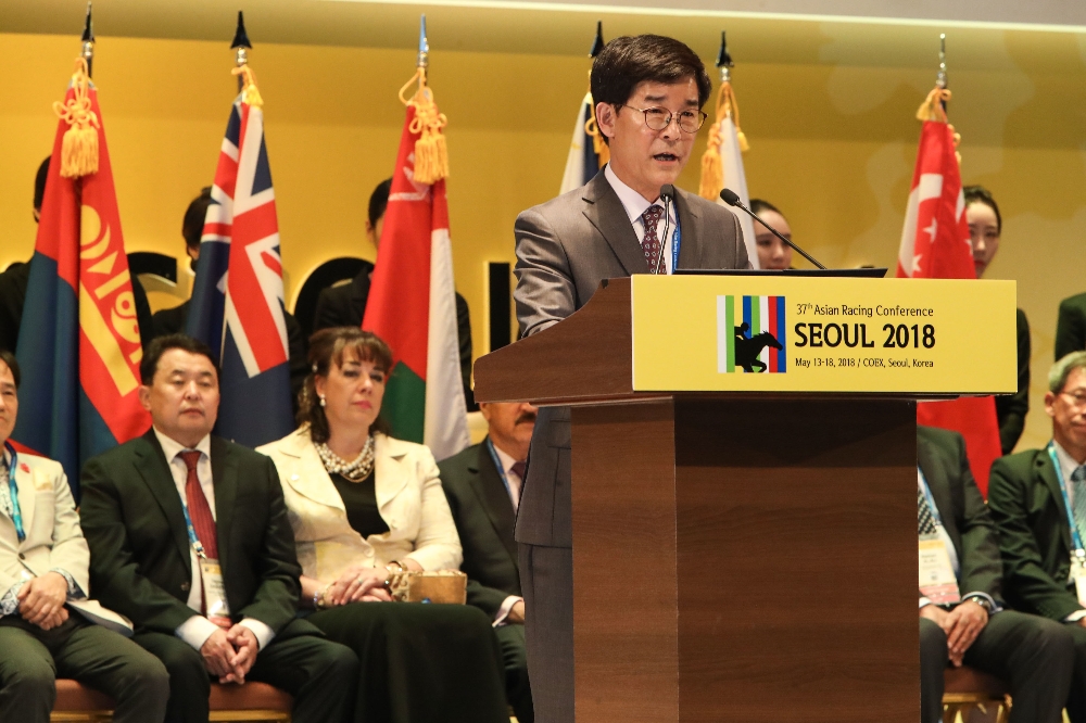 14일 제37회 아시아경마회의 에서 김낙순 마사회장이 개회사를 연설 하고 있다. (사진=한국마사회)